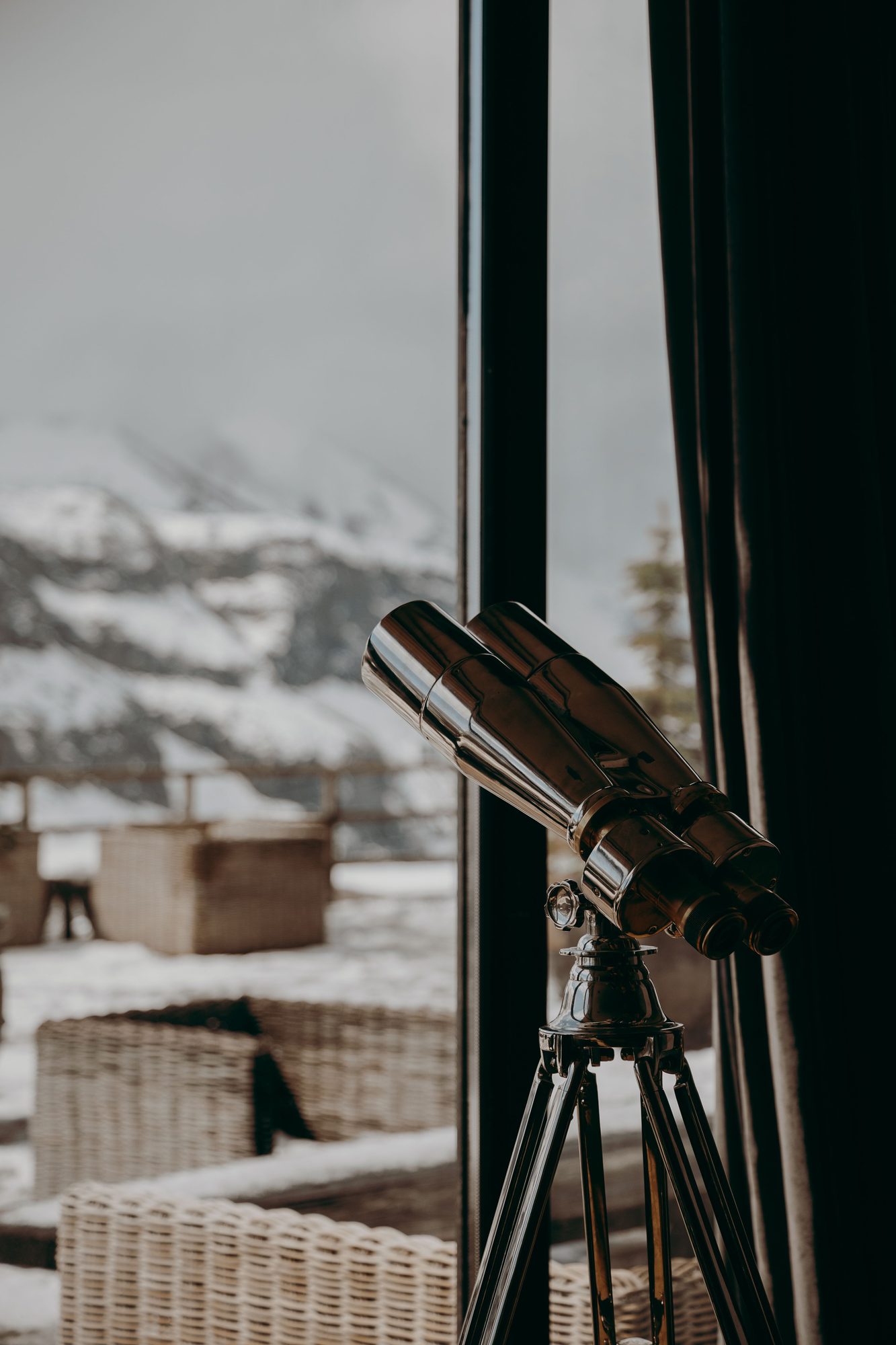 Panoramic binoculars facing the snowy peaks